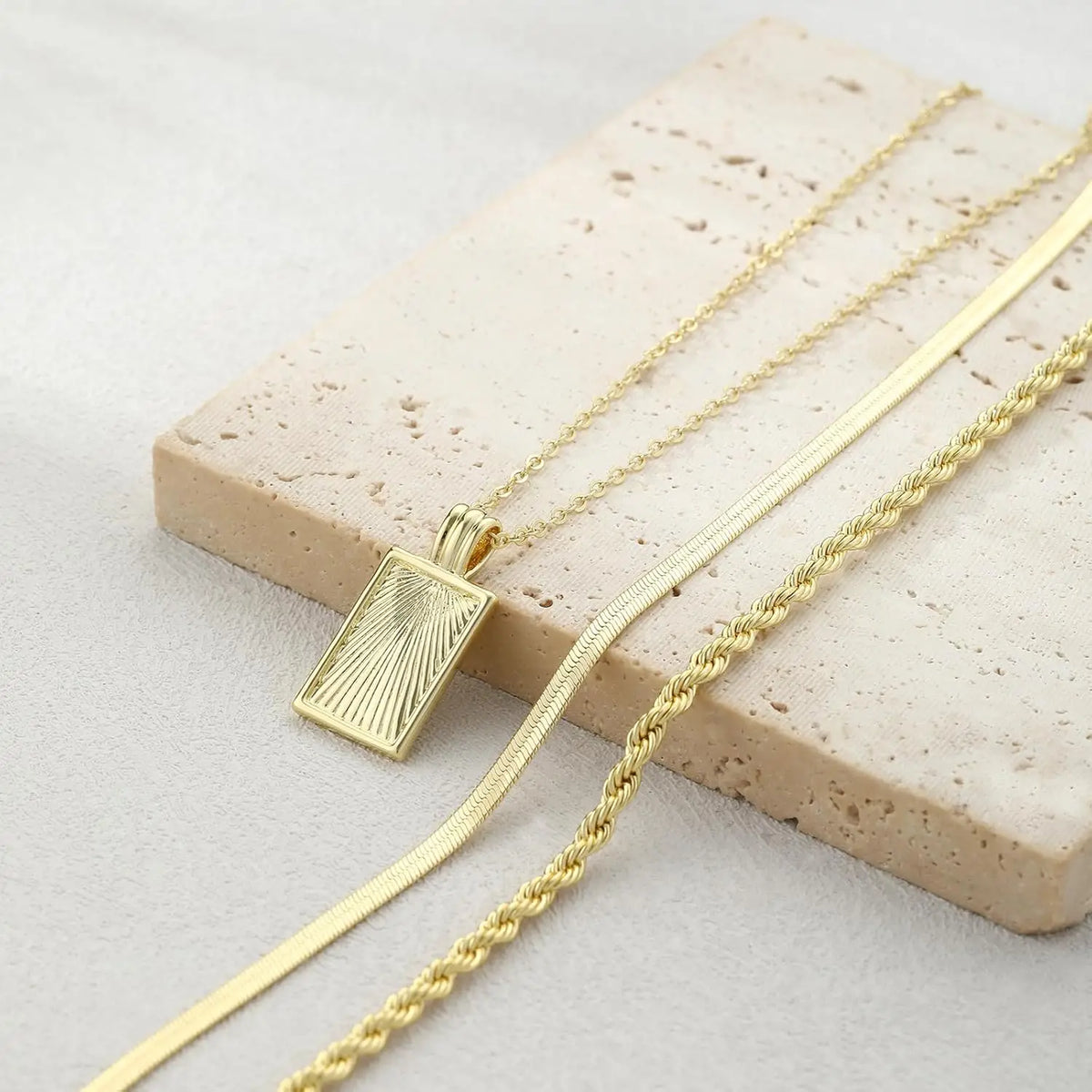 Elegante, dreireihige Halskette mit Anhänger in Gold, zeitlos und elegant