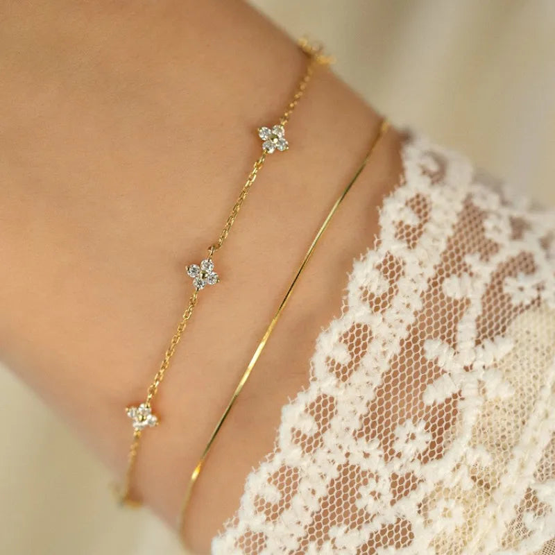Elegante Armkette/ Armband mit weißen Steinen