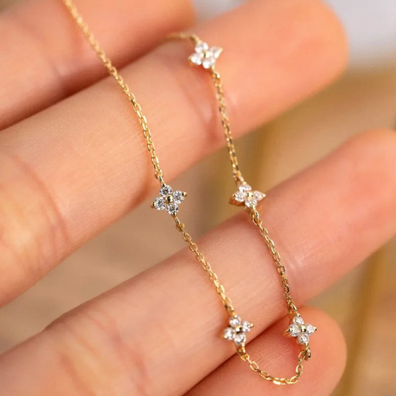 Elegante Armkette/ Armband mit weißen Steinen