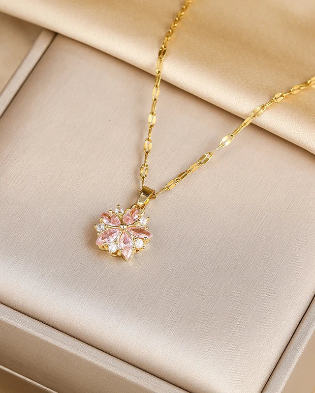 Elegante Halskette in Gold mit Blumenanhänger in Zartrosa