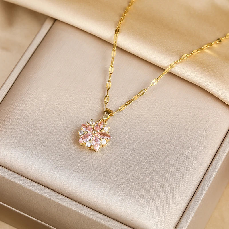 Elegante Halskette in Gold mit Blumenanhänger in Zartrosa
