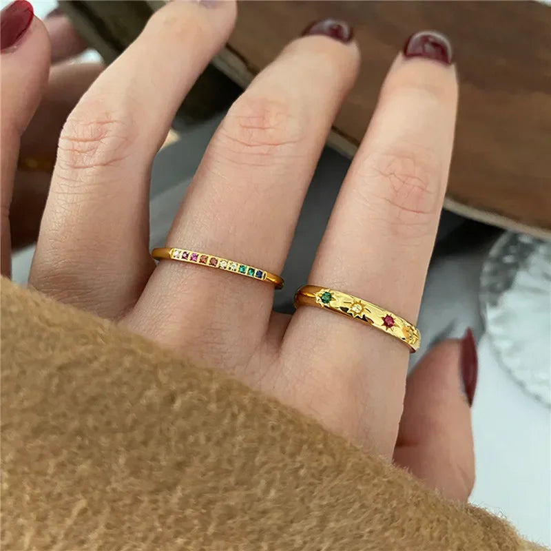 Eleganter, feiner Ring mit bunten Steinen