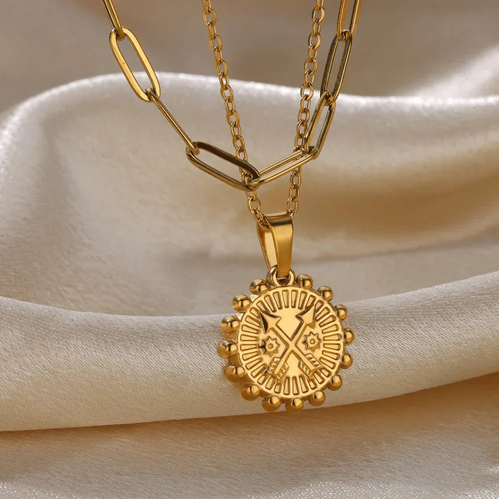 Elegante Halskette in Gold, mit verschiedenen Anhängern