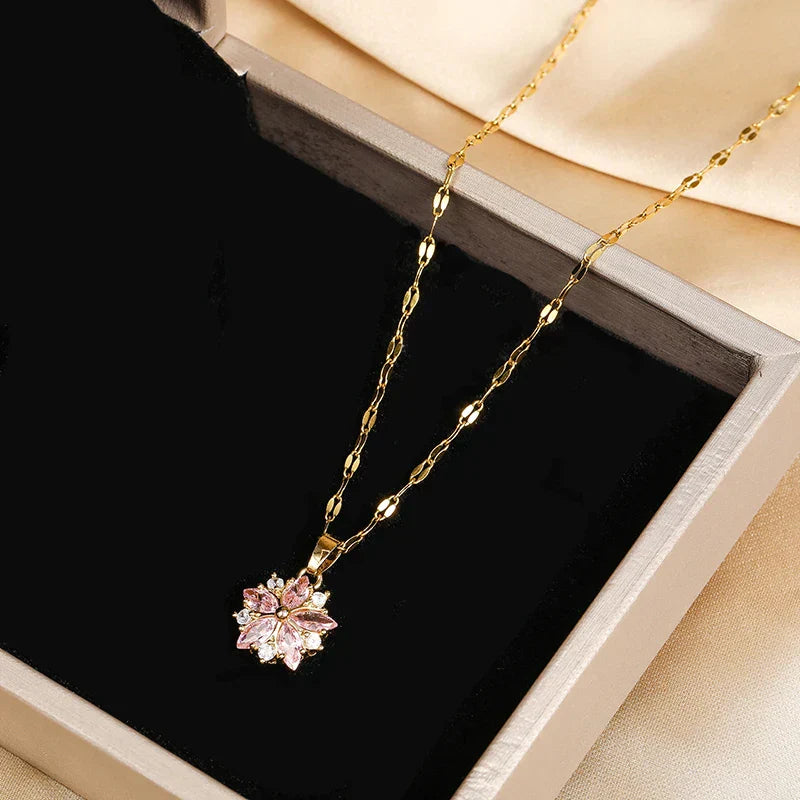 Elegante Halskette in Gold mit Blumenanhänger in Zartrosa