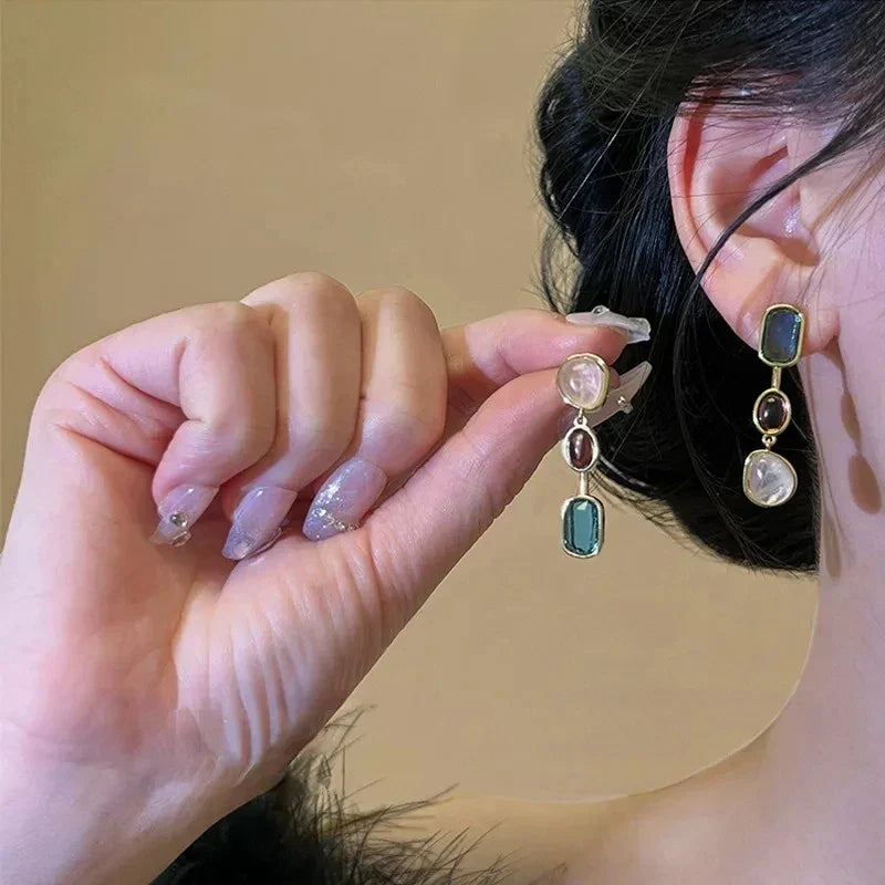 Elegante, hängende Ohrringe mit farbigen Steinen