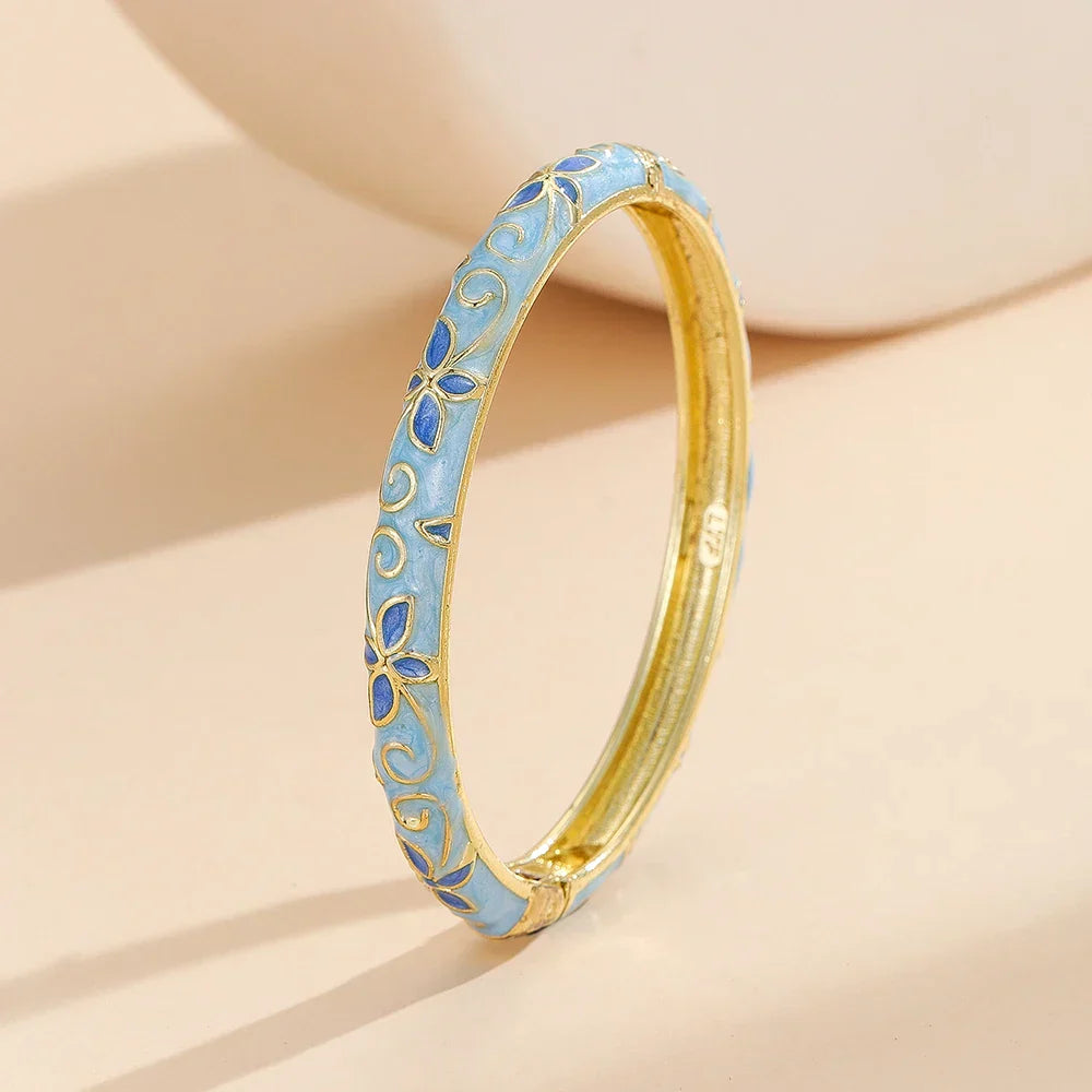Eleganter Armreif in Gold, mit floralen Mustern