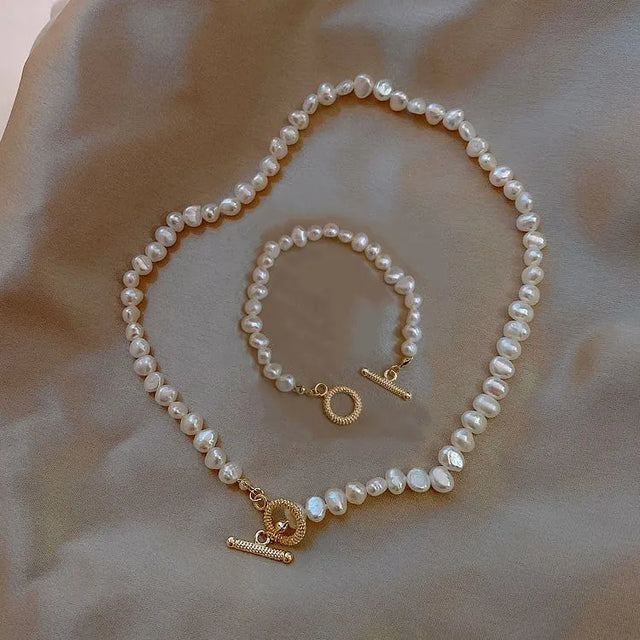 Elegante Perlenhalskette und Perlenarmkette