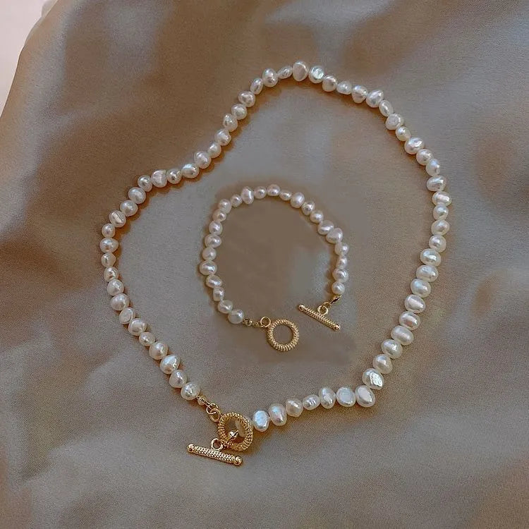 Elegante Perlenhalskette und Perlenarmkette