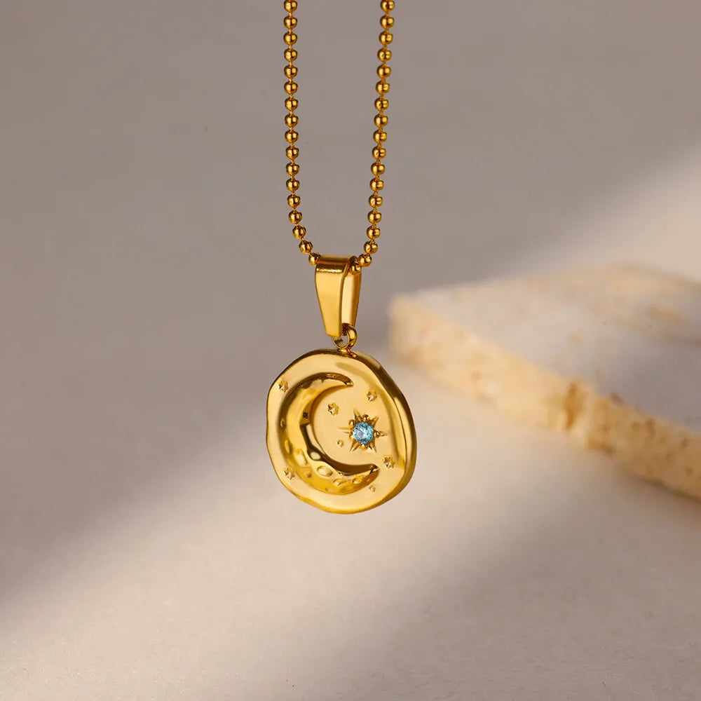 Elegante Halskette in Gold, mit verschiedenen Anhängern