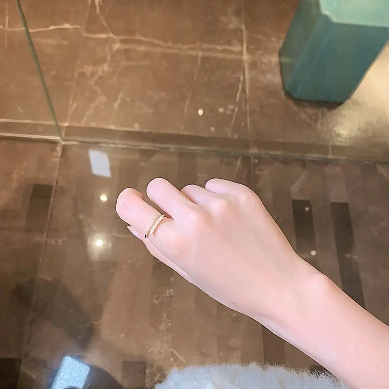 Eleganter zweireihiger Ring mit kleinem Steinen und Perlen