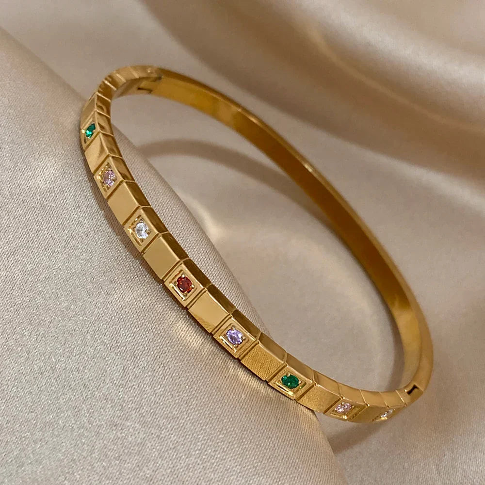 Eleganter Armreif mit kleinen bunten Steinen, zeitlos und elegant