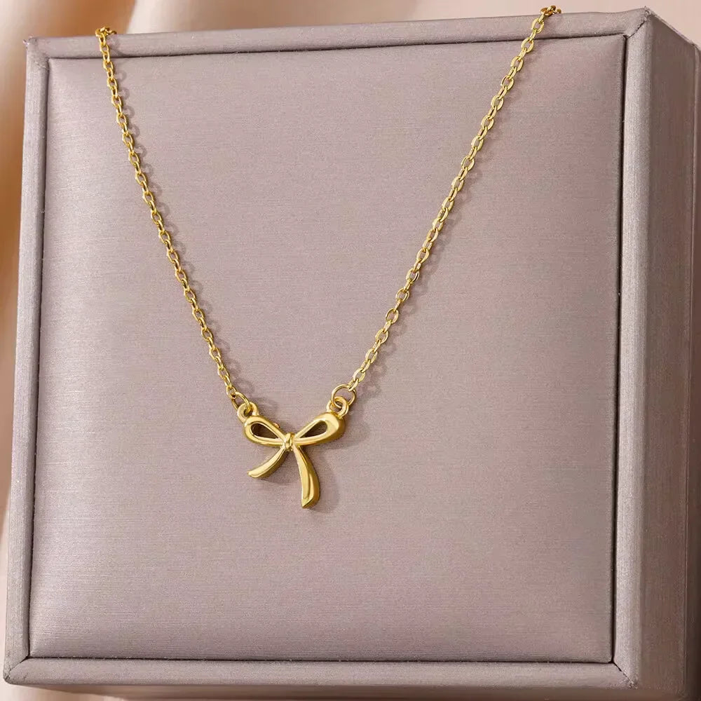Elegante Halskette in Gold, mit verschiedenen Anhängern