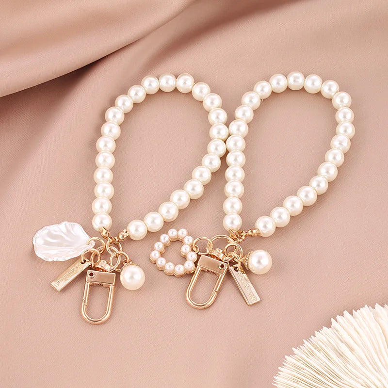 Niedlicher Taschenanhänger, Accessoire in Gold mit Perlenkette und Anhänger