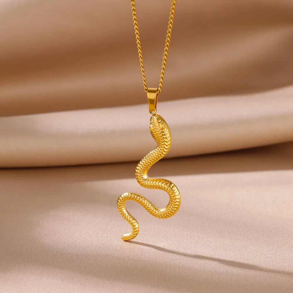 Elegante Halskette in Gold, mit verschiedenen Anhängern