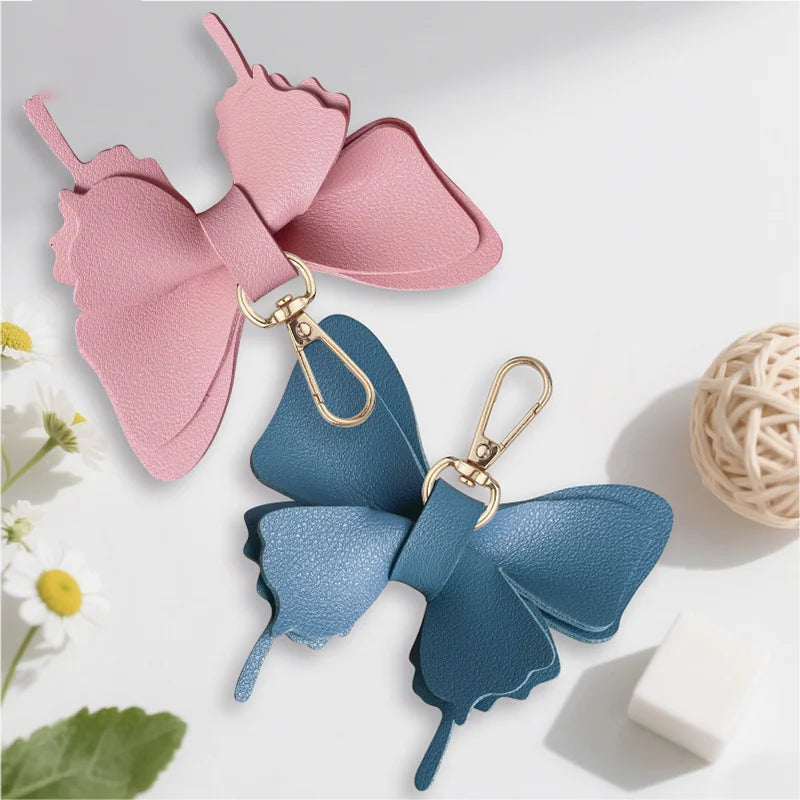 Niedlicher Taschenanhänger, Schlüsselanhänger in Gold mit Schmetterling-Anhänger