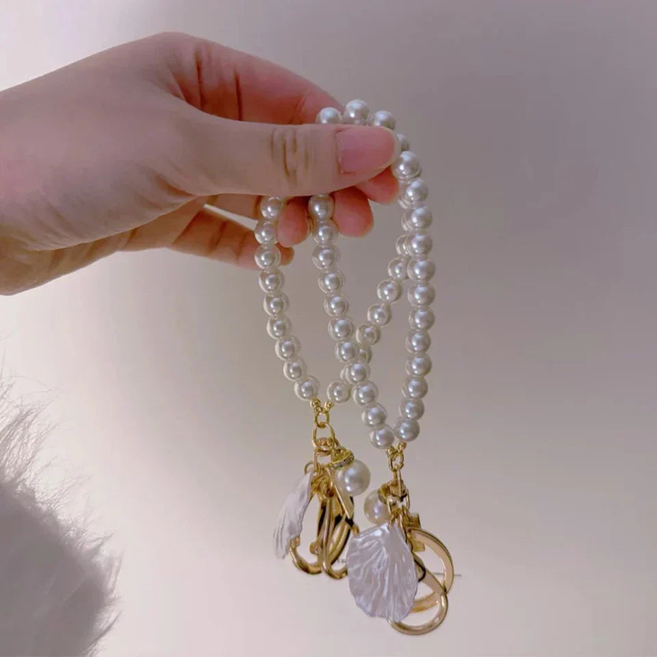 Niedlicher Taschenanhänger, Accessoire in Gold mit Perlenkette und Anhänger
