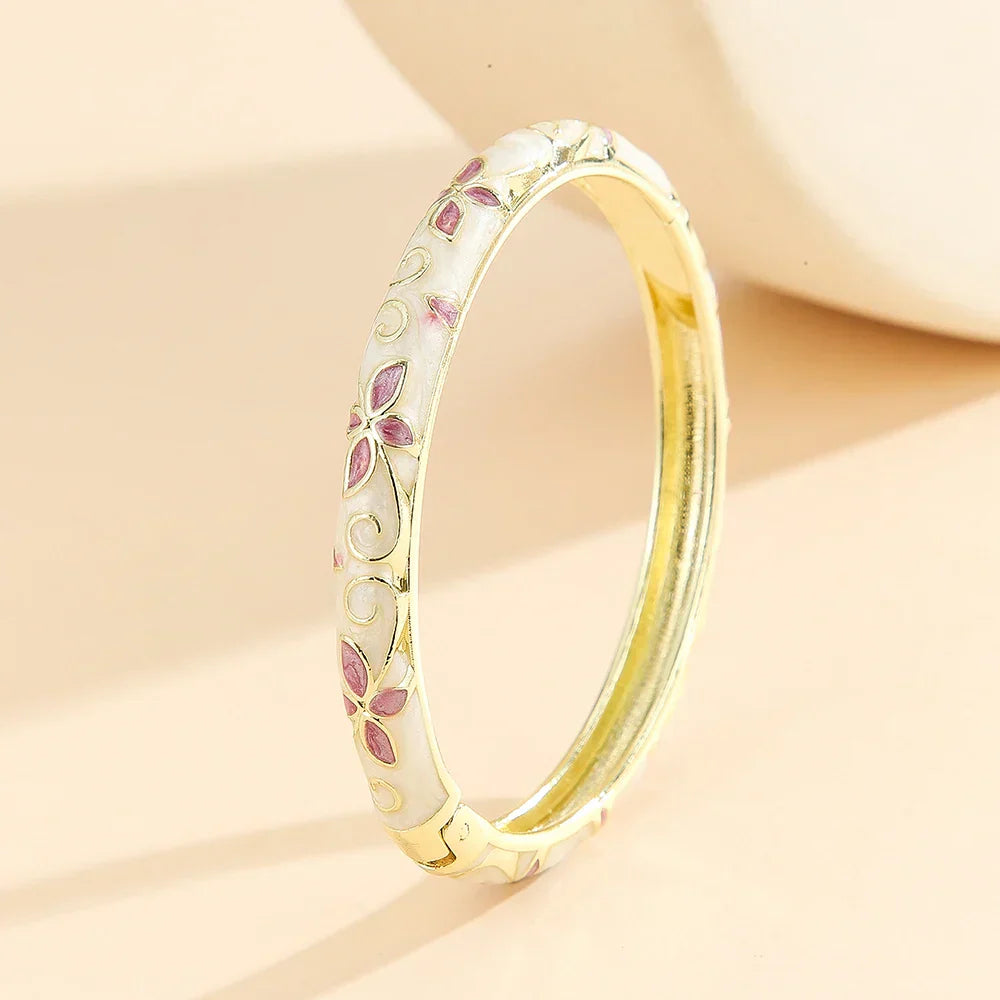 Eleganter Armreif in Gold, mit floralen Mustern