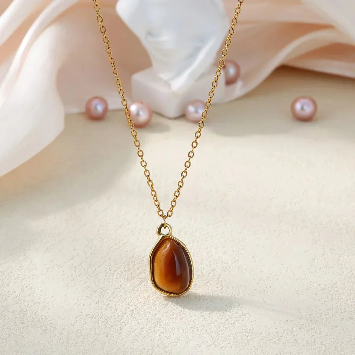 Elegante Halskette mit verschiedenen Edelstein - Anhängern
