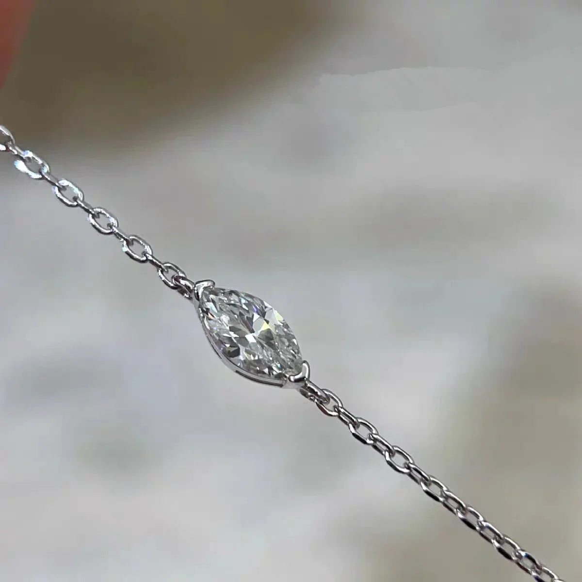 Elegante Armkette/ Armband mit kleinen glitzernden Steinen