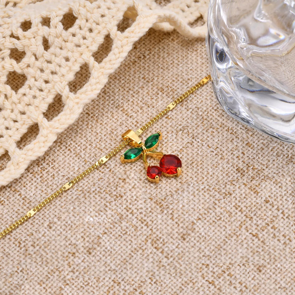 Elegante Halskette mit Kirsch-Anhänger, in Gold