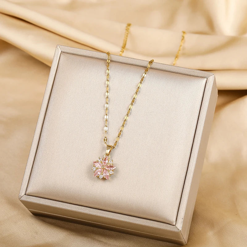 Elegante Halskette in Gold mit Blumenanhänger in Zartrosa