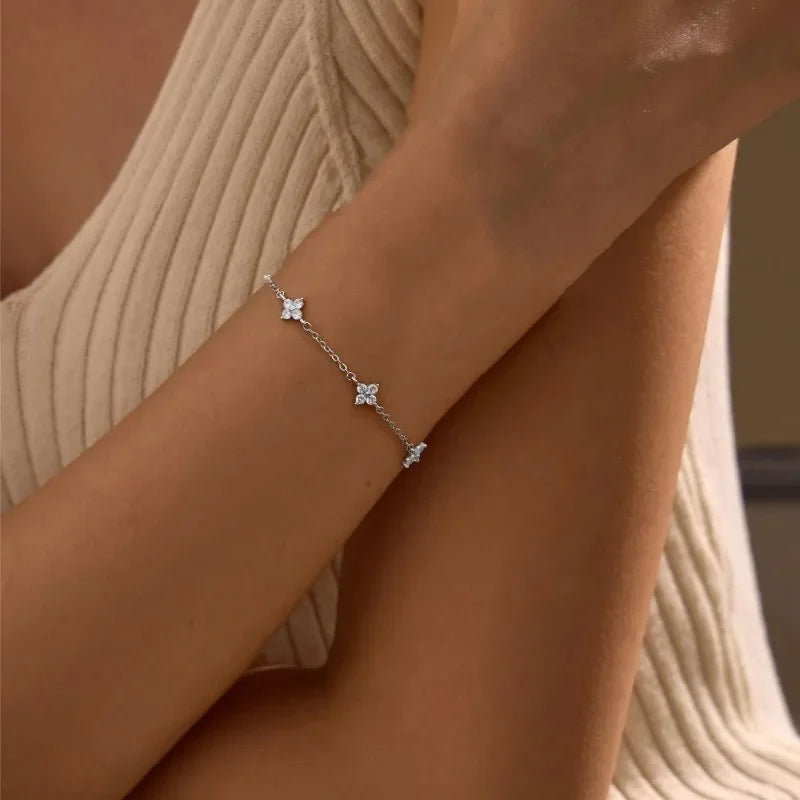 Wunderschöne, feine Ohrringe, Armbänder und Halskette