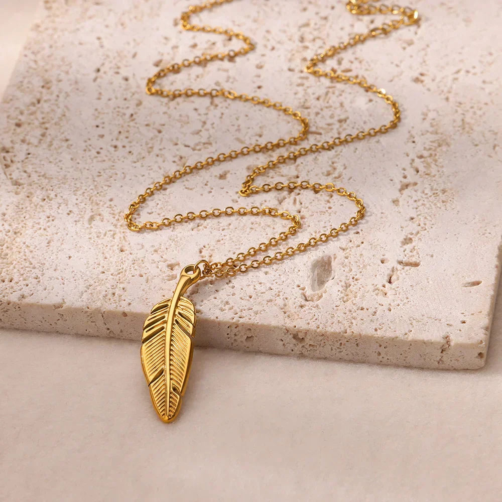 Elegante Halskette in Gold, mit verschiedenen Anhängern