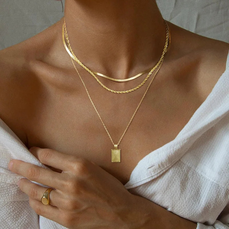 Elegante, dreireihige Halskette mit Anhänger in Gold, zeitlos und elegant