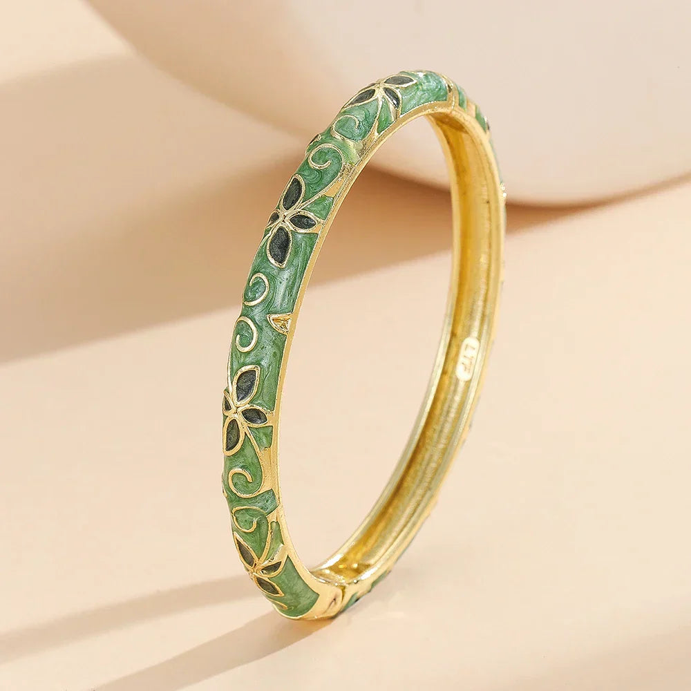 Eleganter Armreif in Gold, mit floralen Mustern
