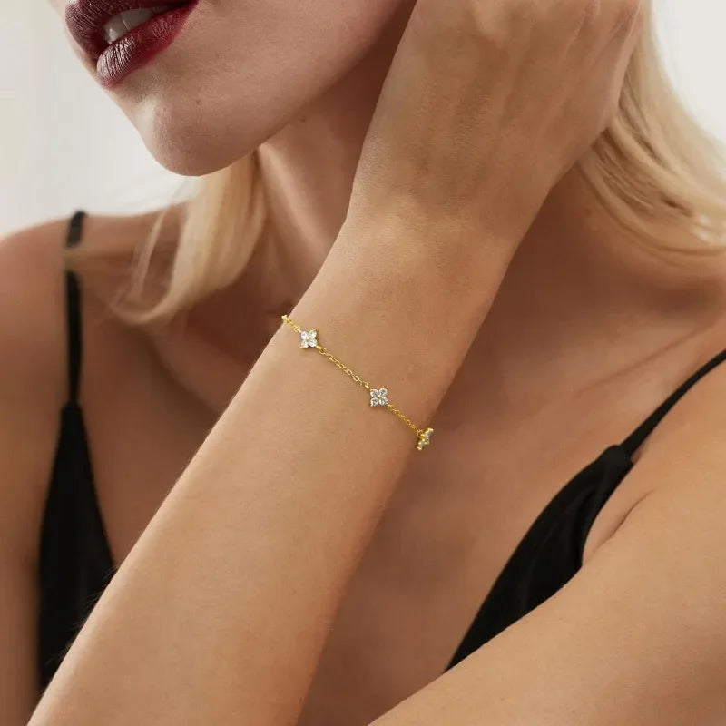 Wunderschöne, feine Ohrringe, Armbänder und Halskette