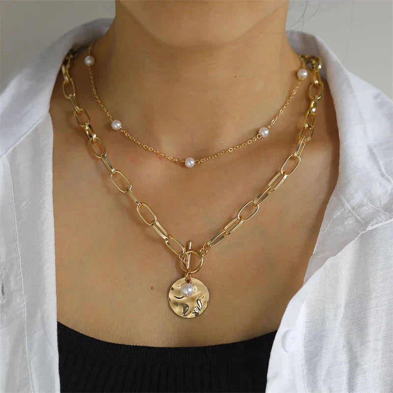 Elegante Halsketten mit Anhängern in Gold, zeitlos und elegant