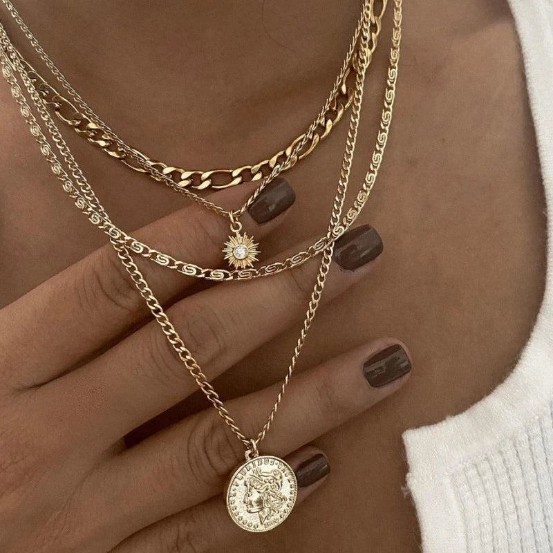 Elegante Halsketten mit Anhängern in Gold, zeitlos und elegant