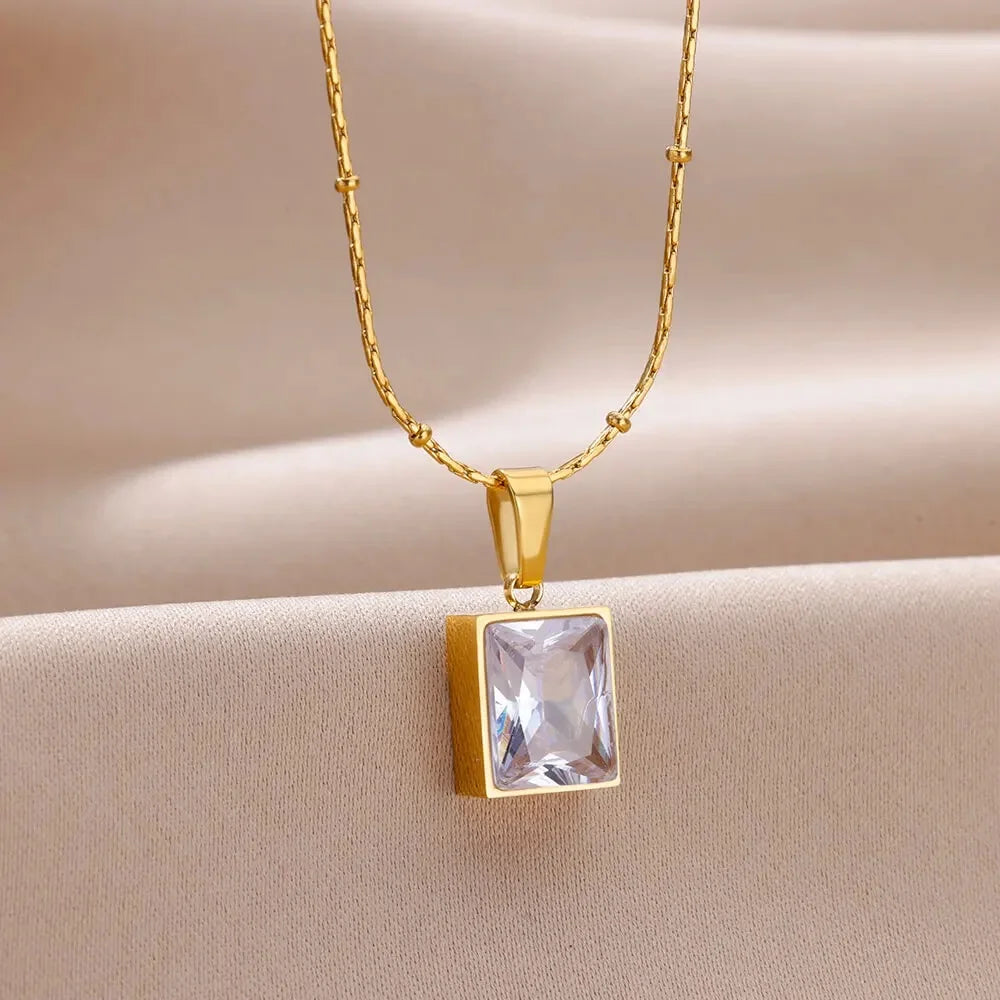 Elegante Halskette mit verschiedenen Edelstein - Anhängern