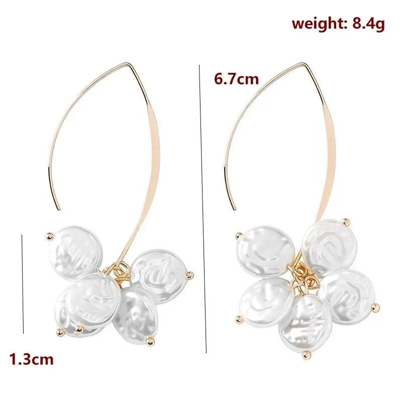 Elegante, hängende Ohrringe mit Perlen, zeitlos und elegant.