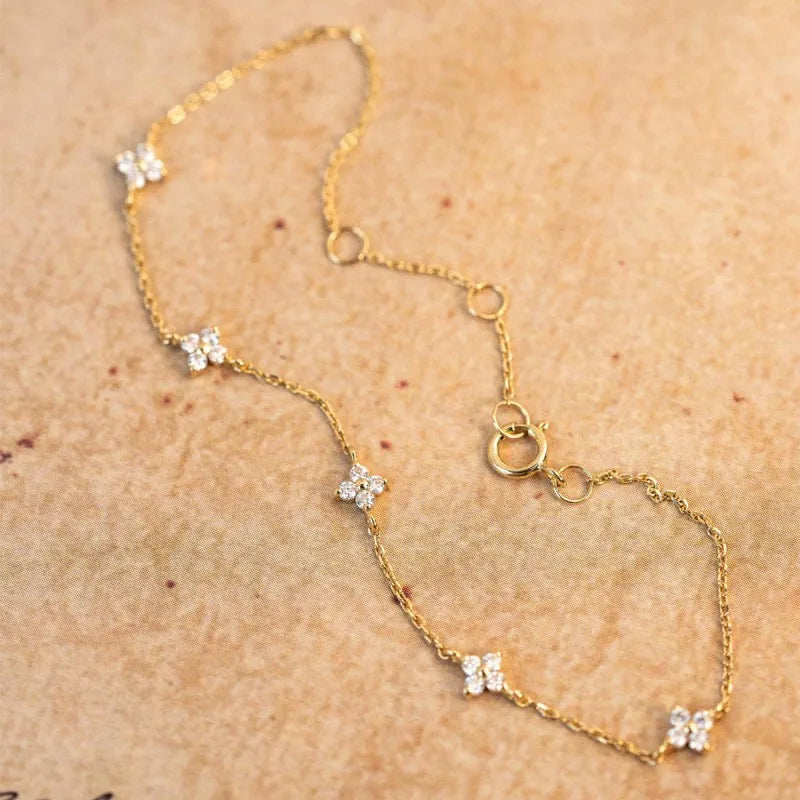 Elegante Armkette/ Armband mit weißen Steinen