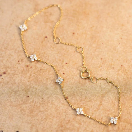 Elegante Armkette/ Armband mit weißen Steinen