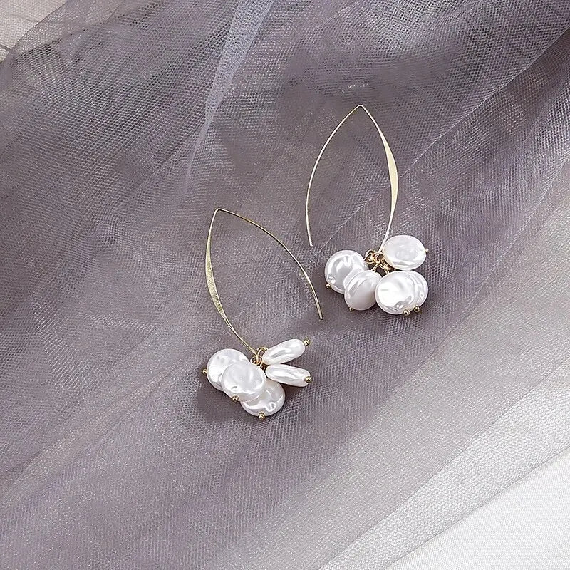Elegante, hängende Ohrringe mit Perlen, zeitlos und elegant.