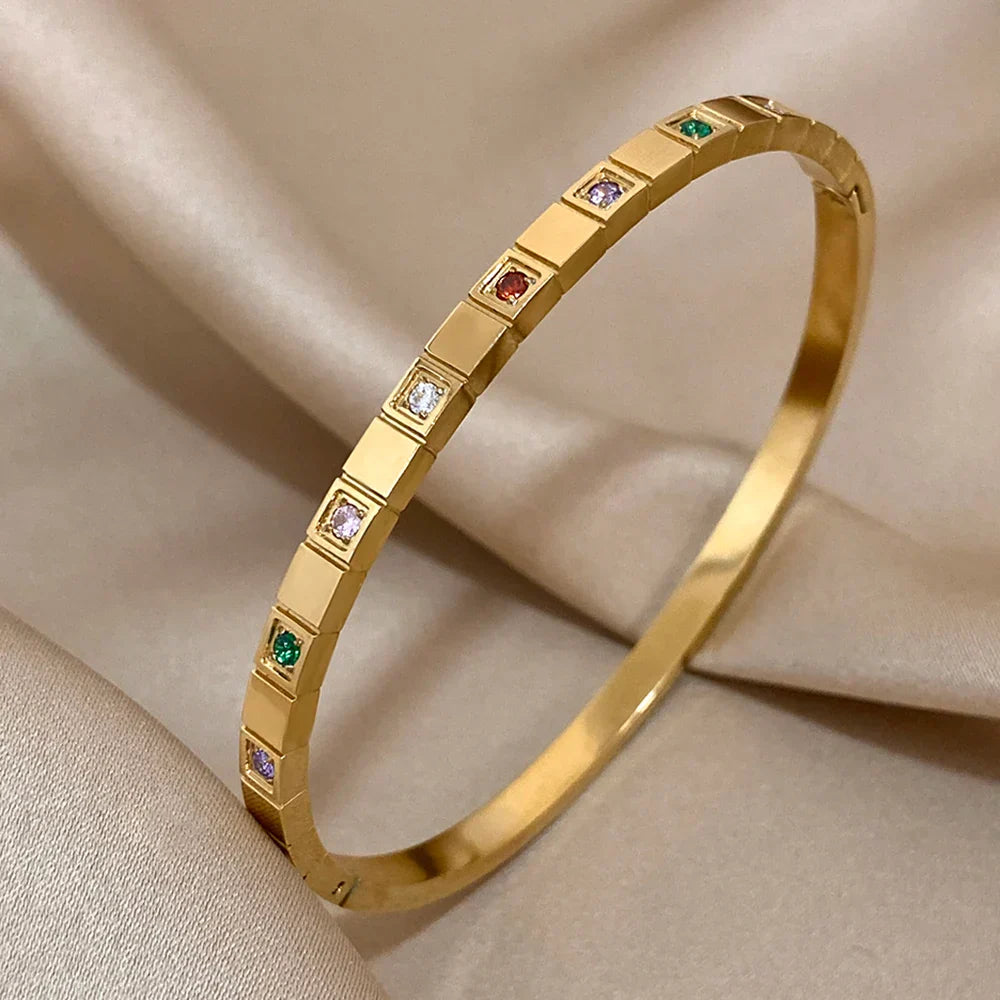 Eleganter Armreif mit kleinen bunten Steinen, zeitlos und elegant