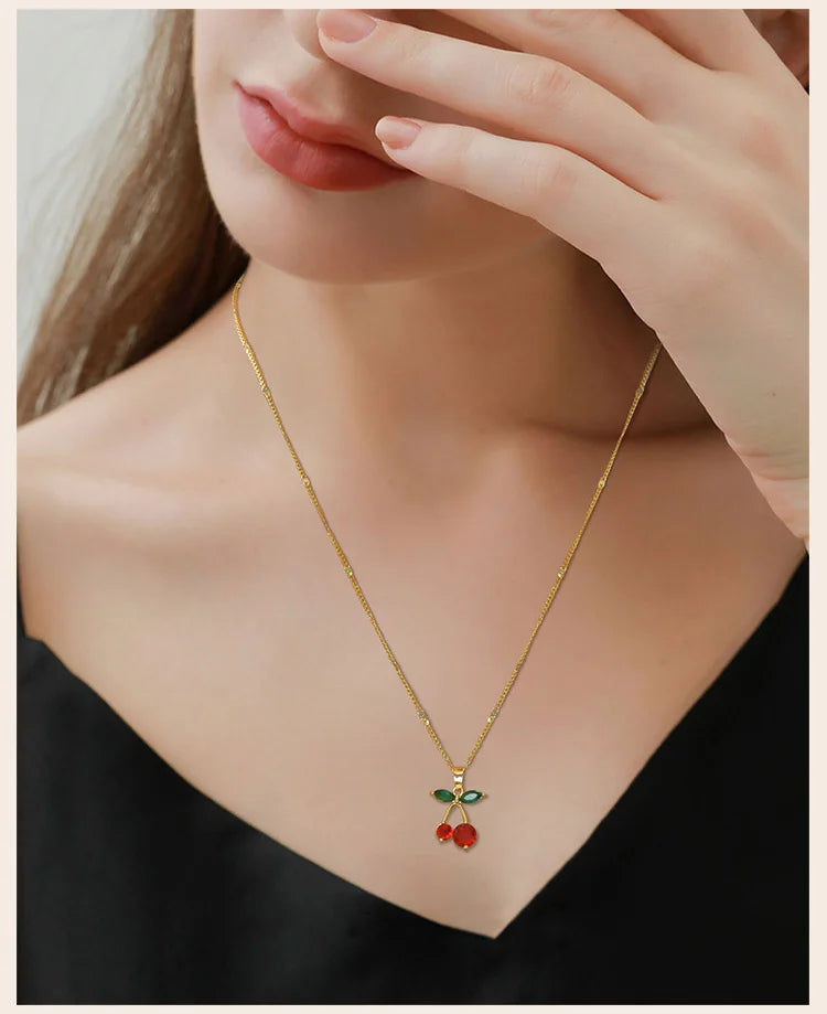 Elegante Halskette mit Kirsch-Anhänger, in Gold