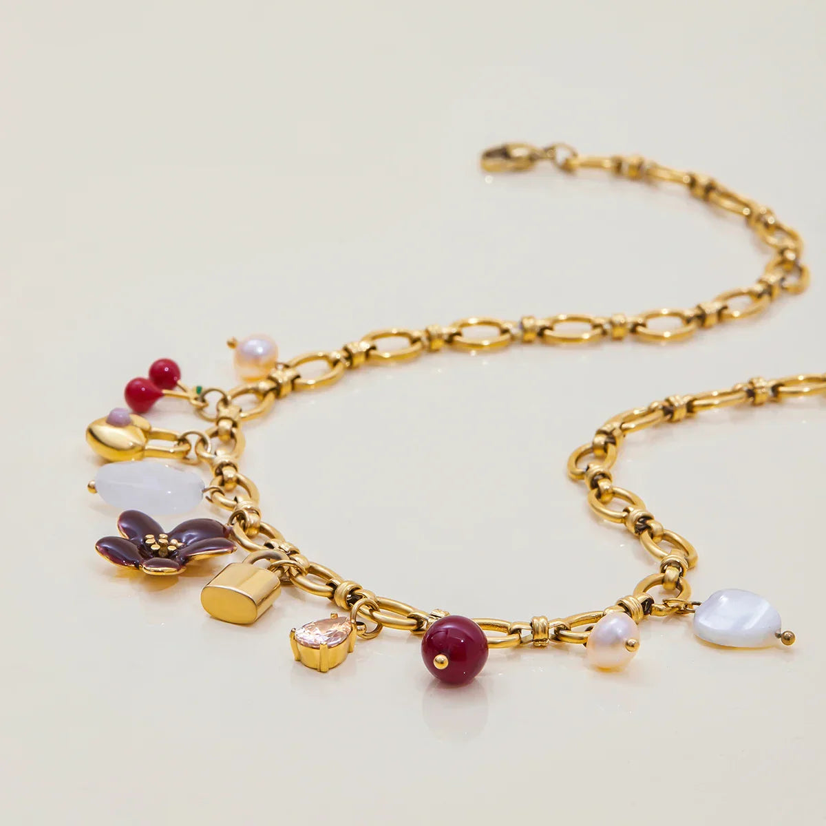 Elegante Halskette mit verschiedenen Motiv-Anhängern, zeitlos und elegant