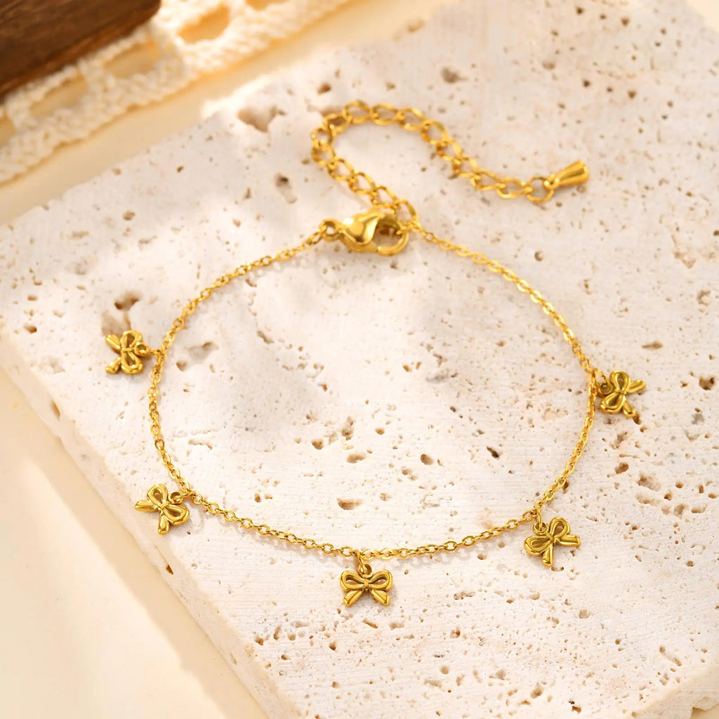 Goldfarbenes Armband mit Schleifen