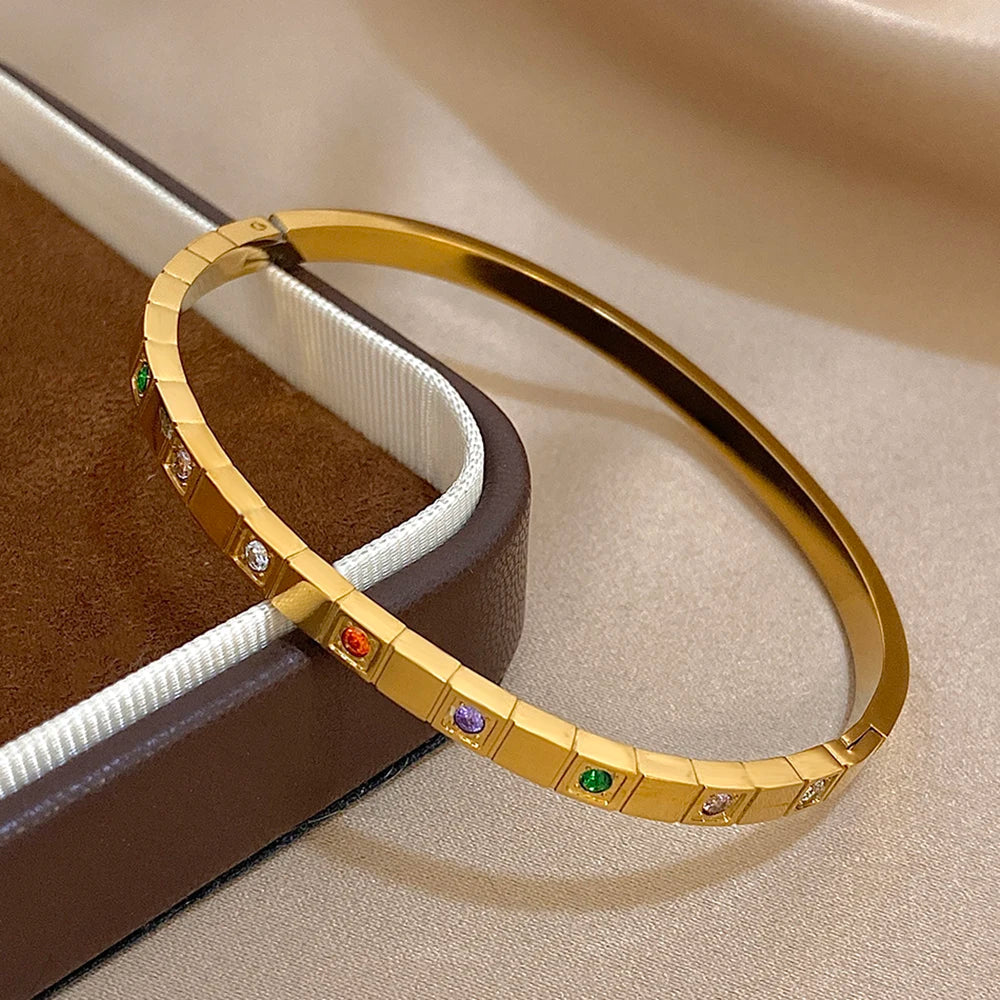 Eleganter Armreif mit kleinen bunten Steinen, zeitlos und elegant