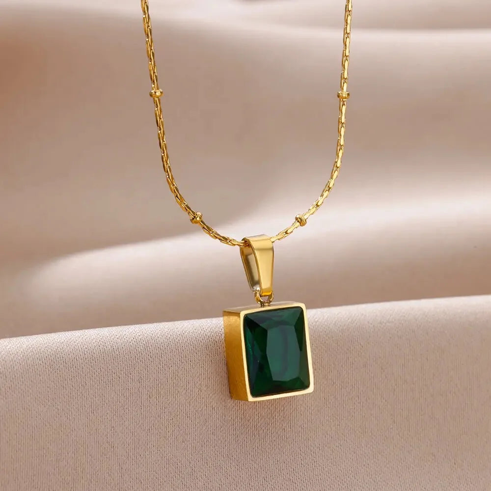 Elegante Halskette mit verschiedenen Edelstein - Anhängern
