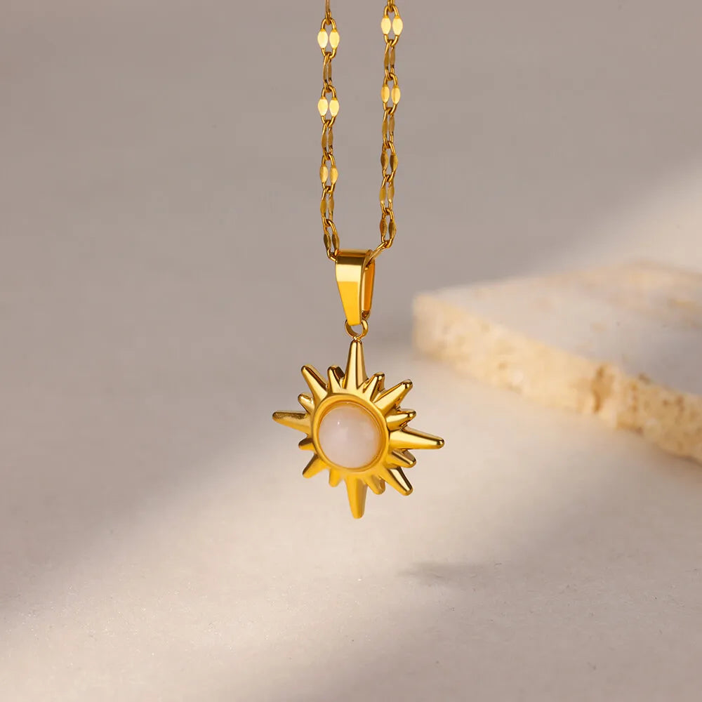Elegante Halskette in Gold, mit verschiedenen Anhängern