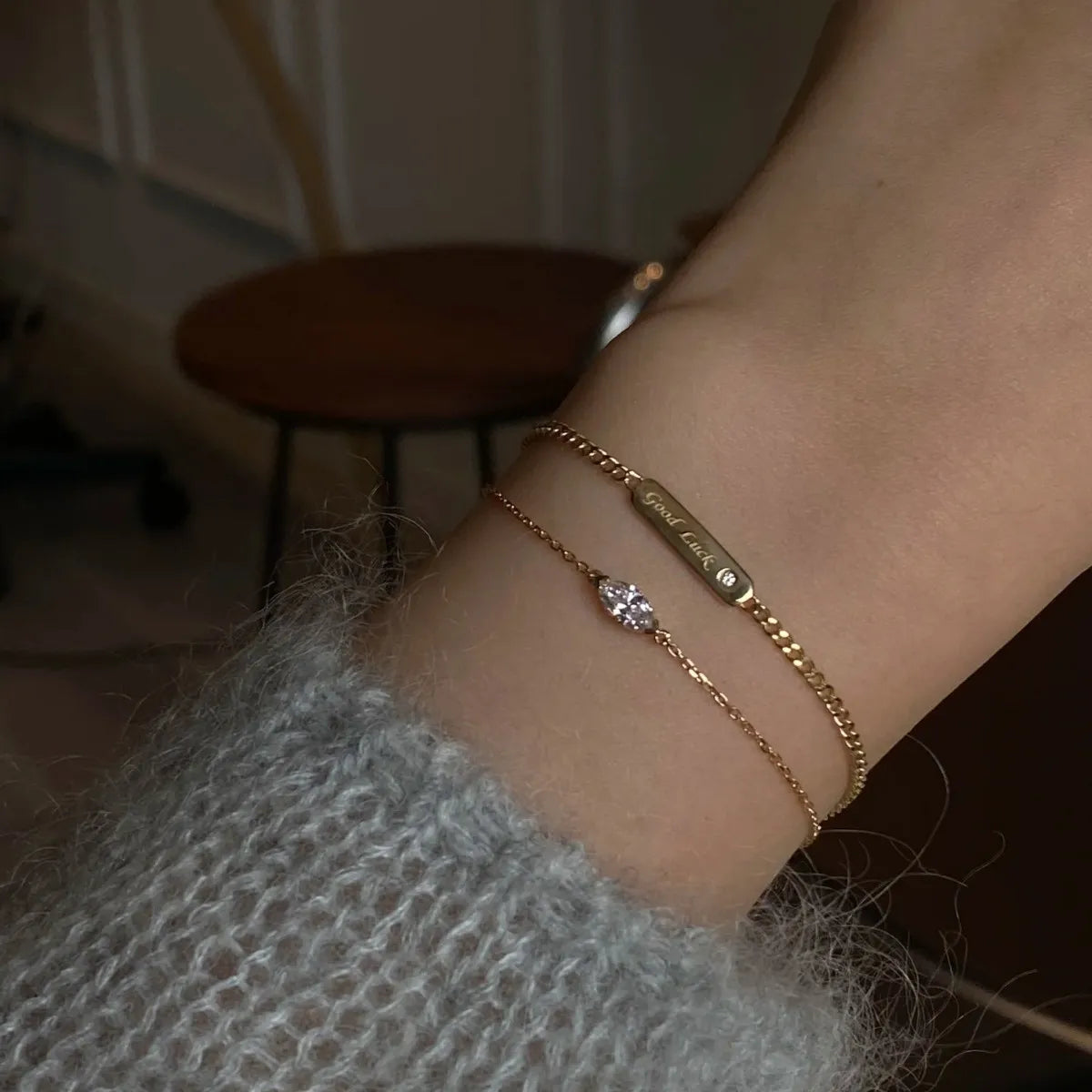 Elegante Armkette/ Armband mit kleinen glitzernden Steinen