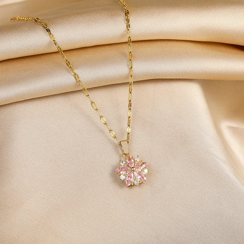 Elegante Halskette in Gold mit Blumenanhänger in Zartrosa