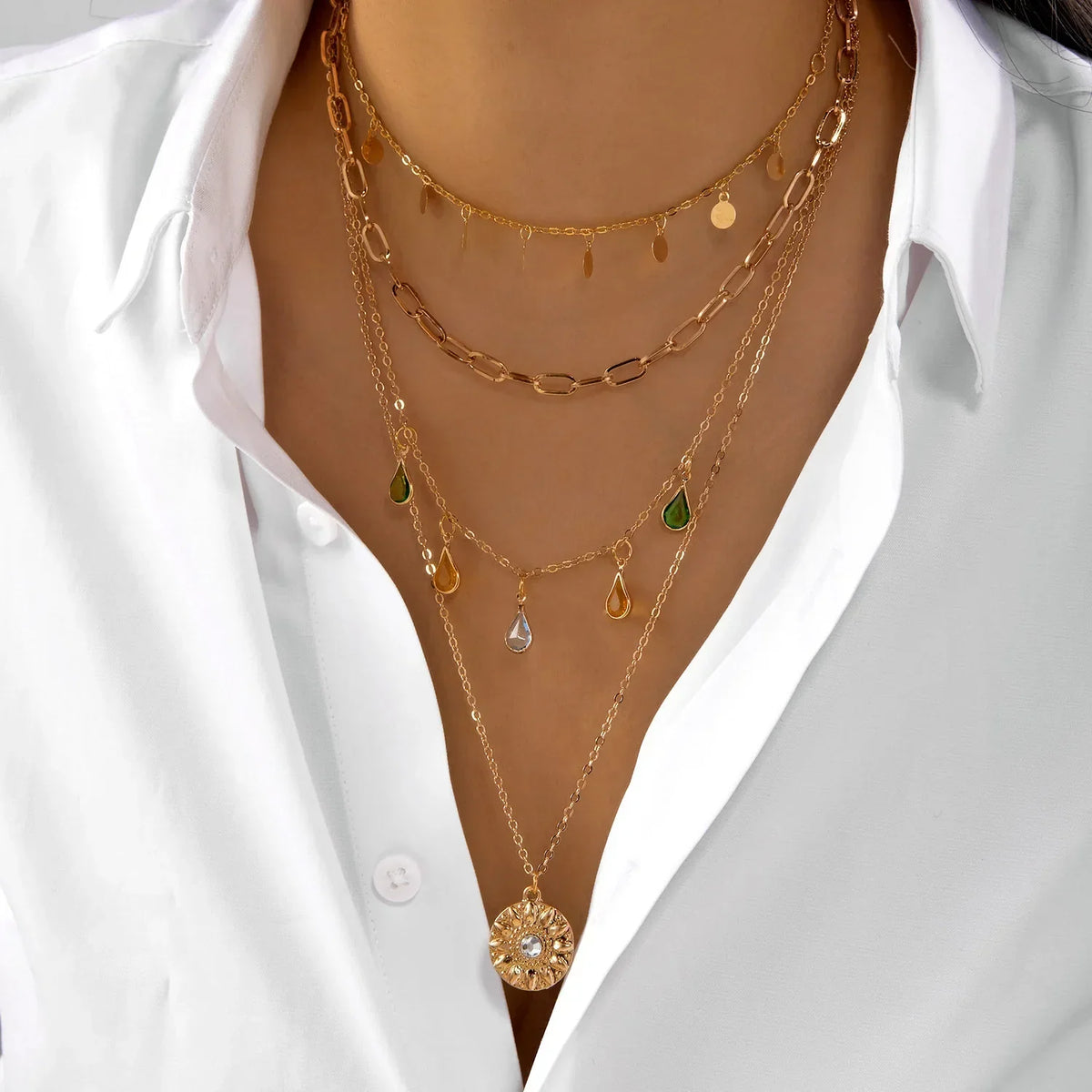Elegante Halsketten mit Anhängern in Gold, zeitlos und elegant