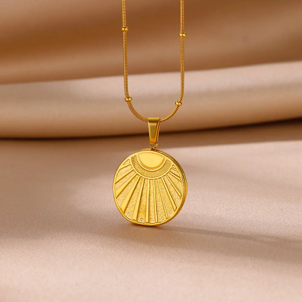 Elegante Halskette in Gold, mit verschiedenen Anhängern
