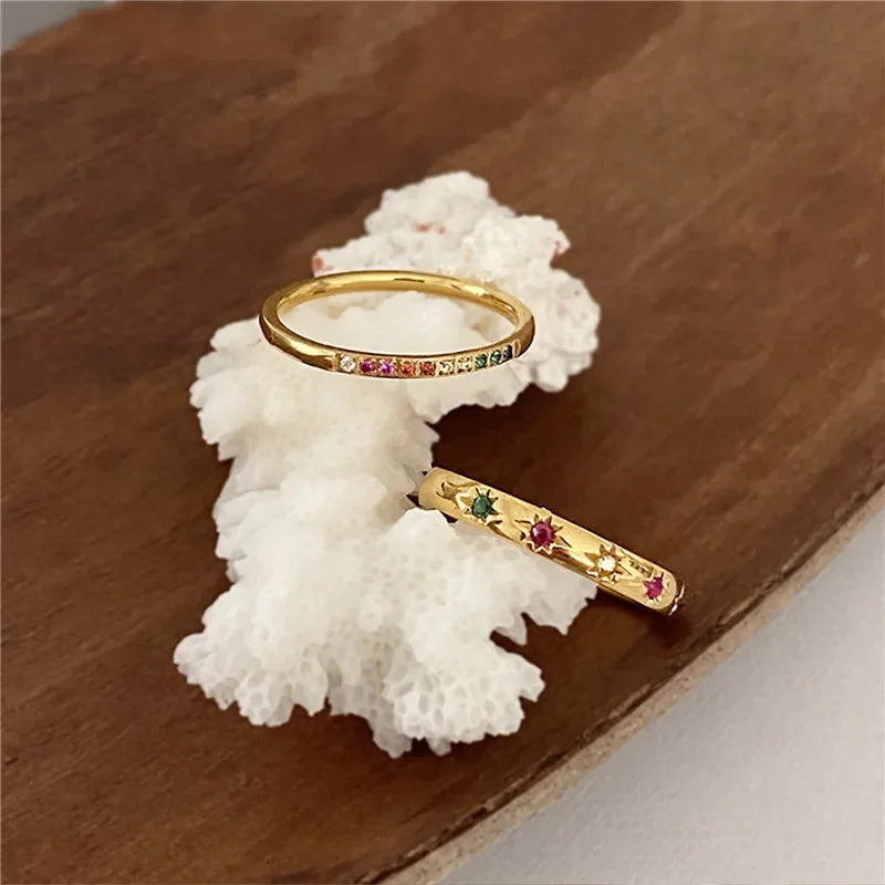 Eleganter, feiner Ring mit bunten Steinen