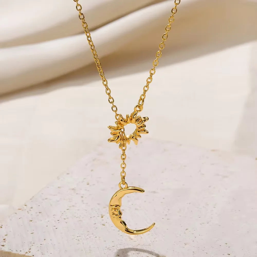 Elegante Halskette in Gold, mit verschiedenen Anhängern